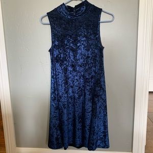 Lulu’s blue velvet dress